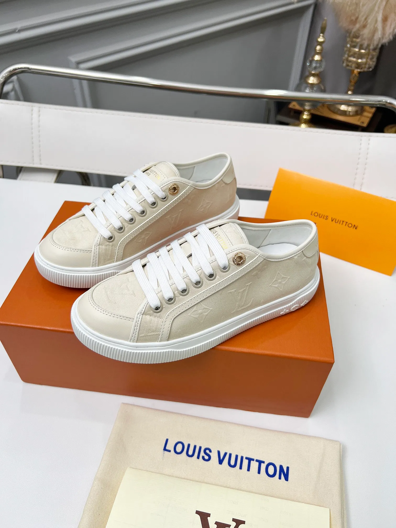 👟👟Ex-factory price 440👟👟 New arrival🆕 The hottest early spring model is coming. LV Lagoon sneakers are made of Monogram denim, injecting a retro flavor into the classic design. Leather trimmings pop out with the Louis Vuitton logo, while stenciled eyelets, trim and laces add to the refined details, and a rubber outsole embellished with Monogram flowers completes the look. Code number: 35~41, multiple colors available! Oil edges + TPU outsole + drawer box packaging